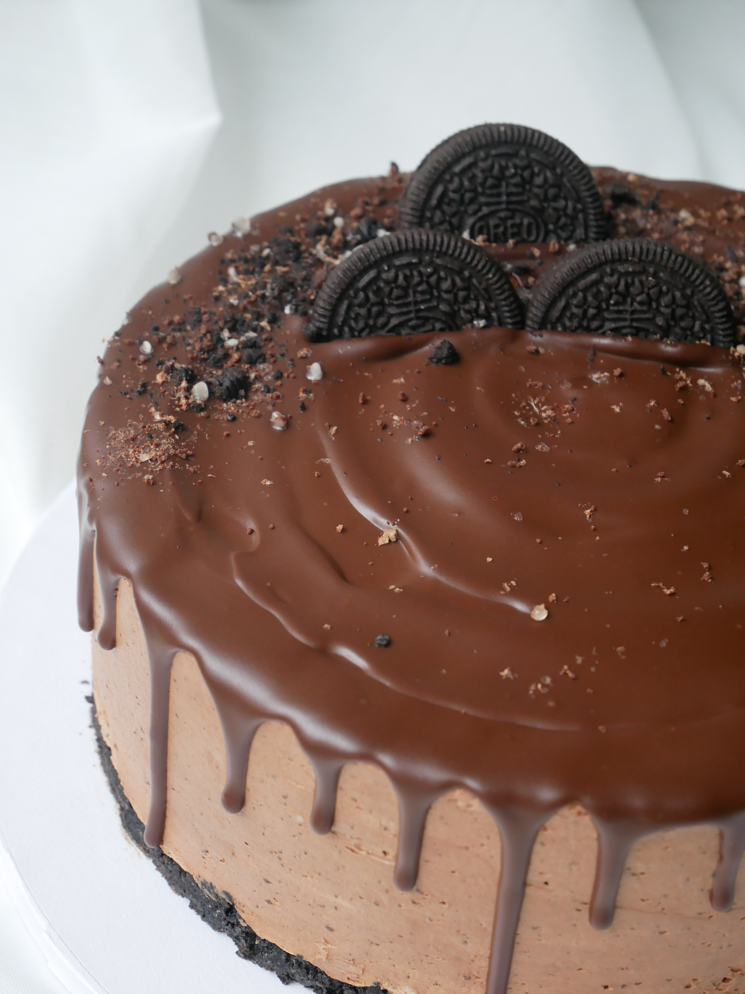 Vegaaninen Oreo-suklaamoussekakku lähikuvassa – Bakesteri Kangasala